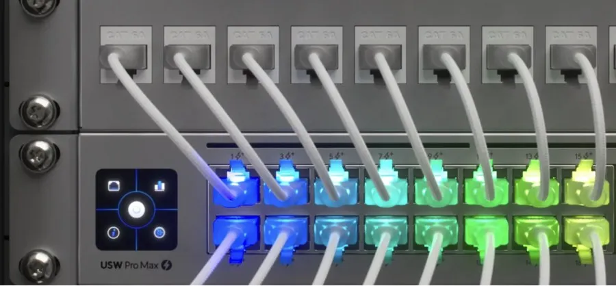Patch panel propojený se switchem UniFi Pro Max