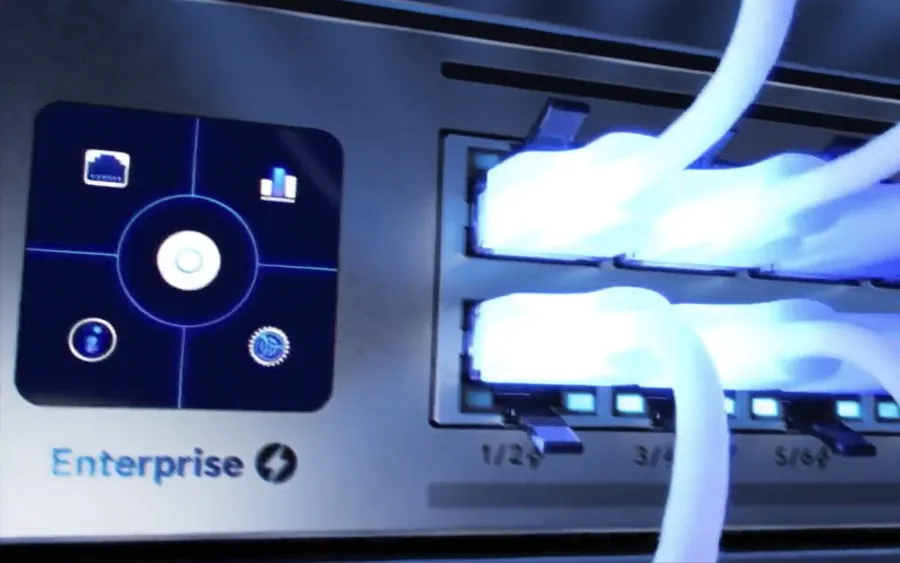 Switch UniFi Enterprise s displejem a podsvícenými porty