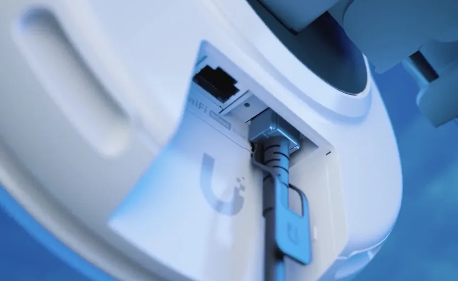 Zapojený ethernetový kabel v access pointu UniFi