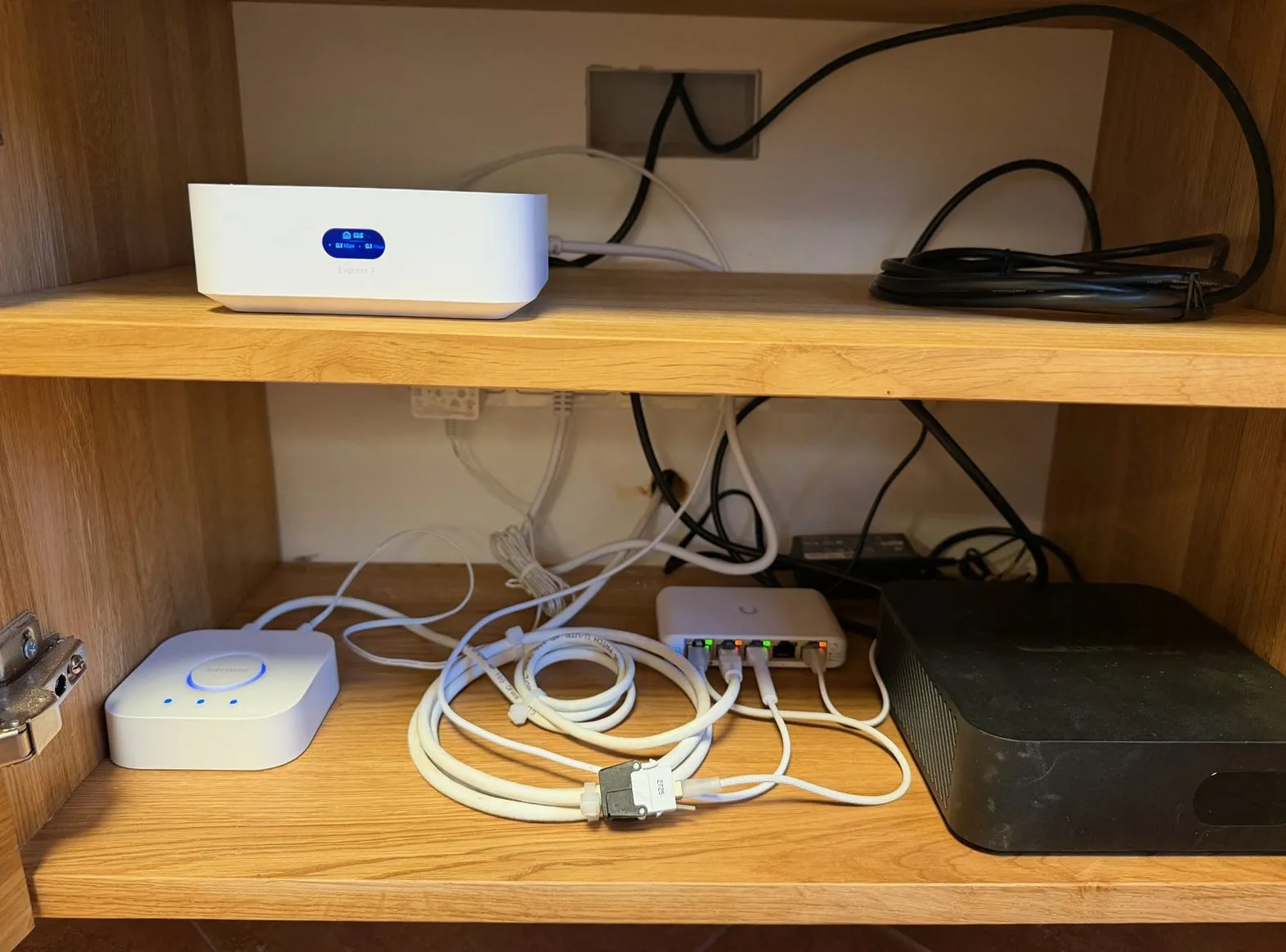 UniFi Express 7 a switch v obývací skříňce