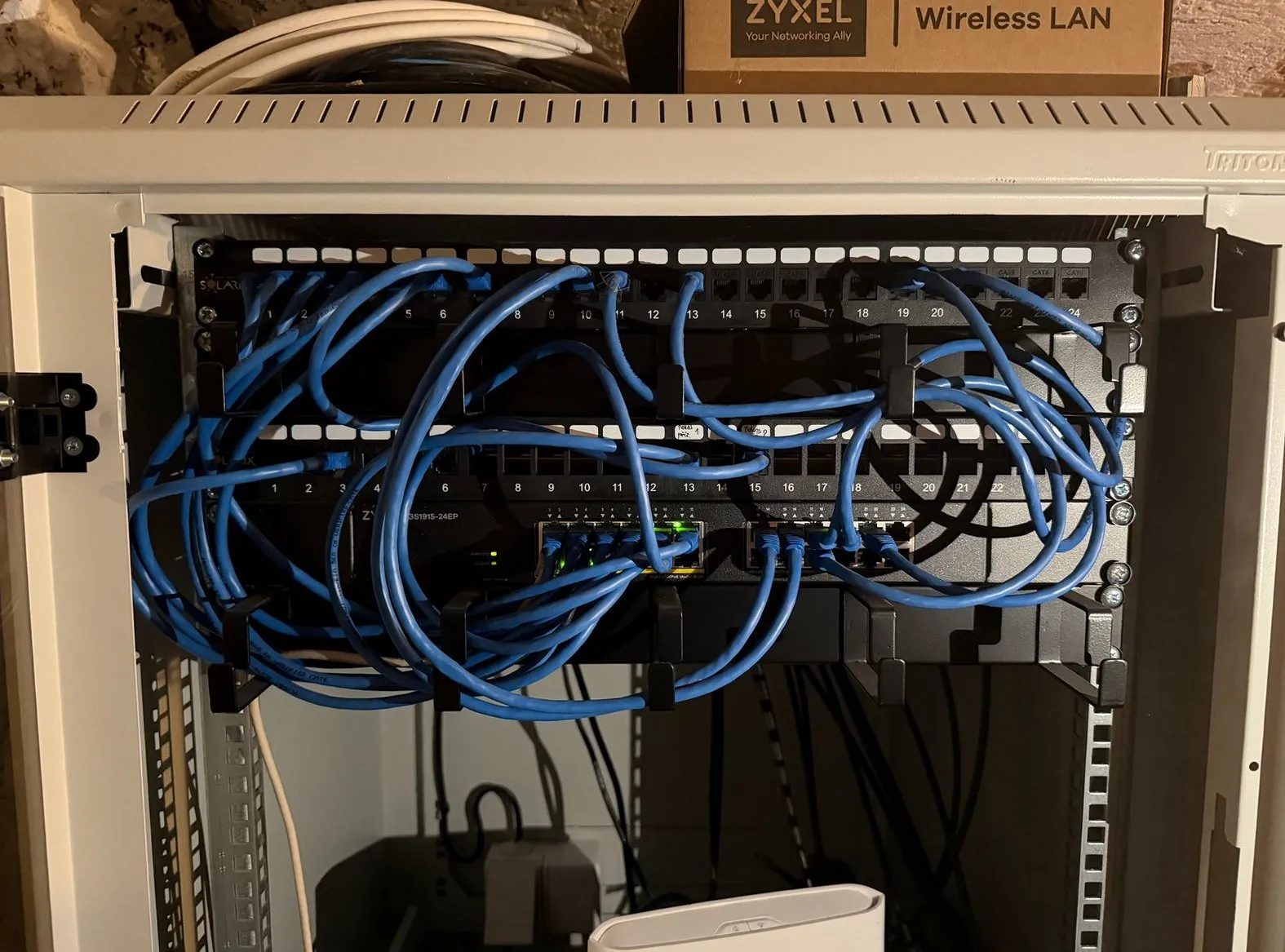 Rack s nepřehlednými patch kabely