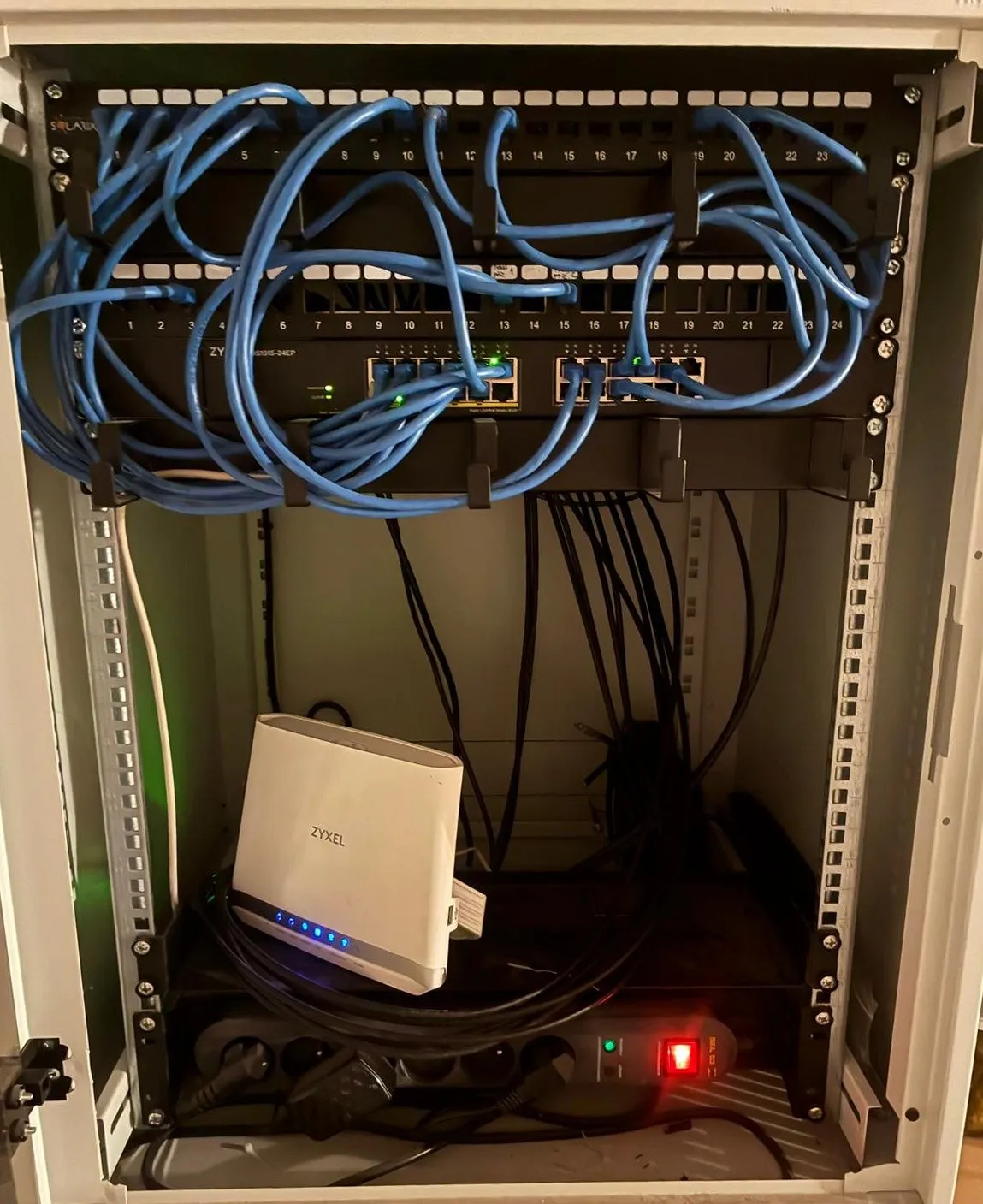 Rack s volně položeným routerem