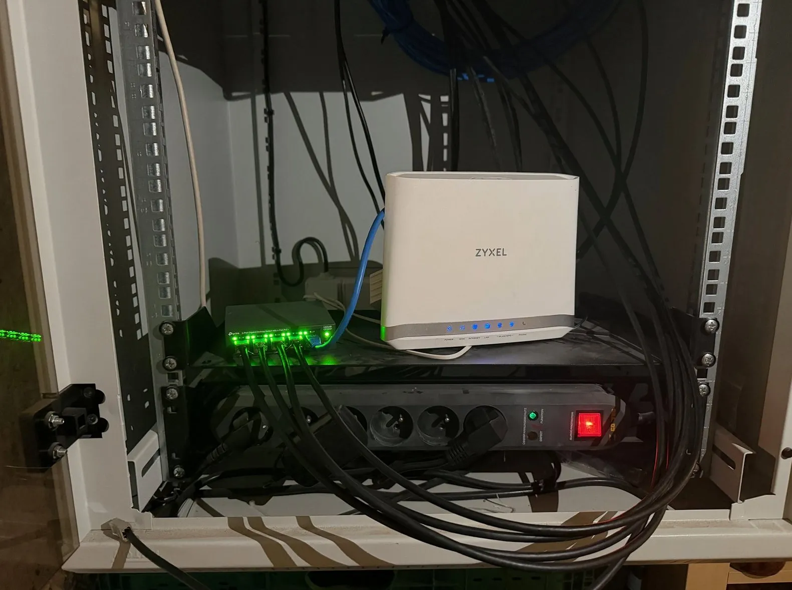 Router a desktop switch na polici racku