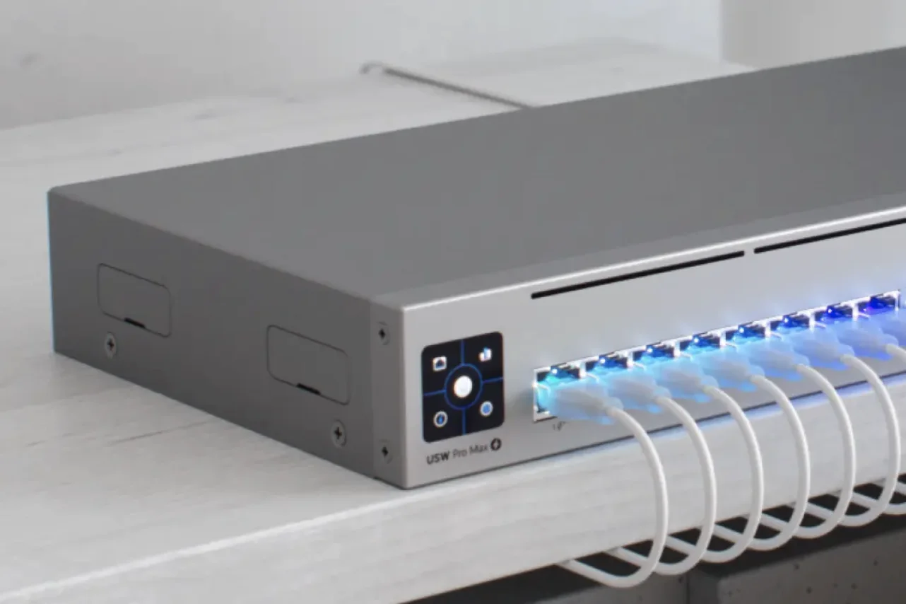 Switch UniFi Pro Max s podsvícenými porty Etherlighting